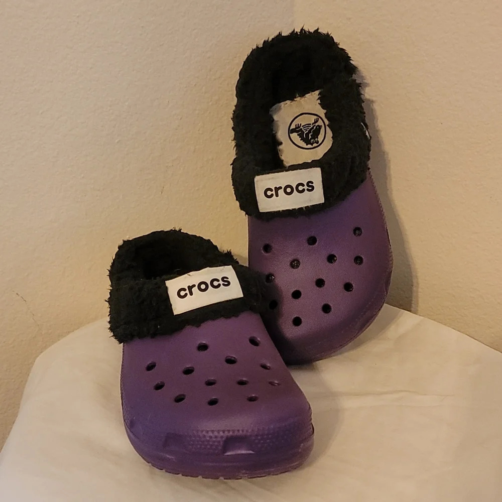 CHILDREN'S CLASSIC CROCS (sz Jr. Girls 2 Boys 4)